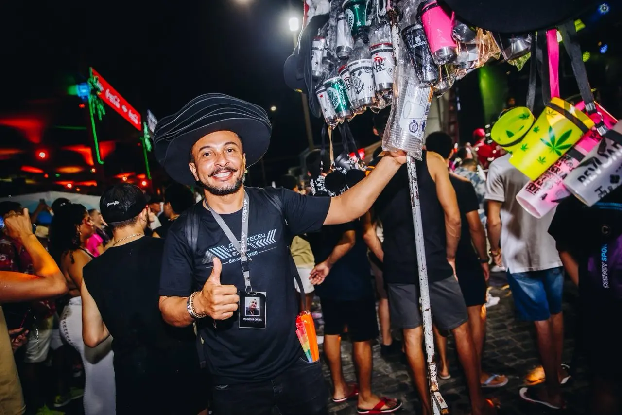 Foto de ambulante no Carnaval de Aracati.