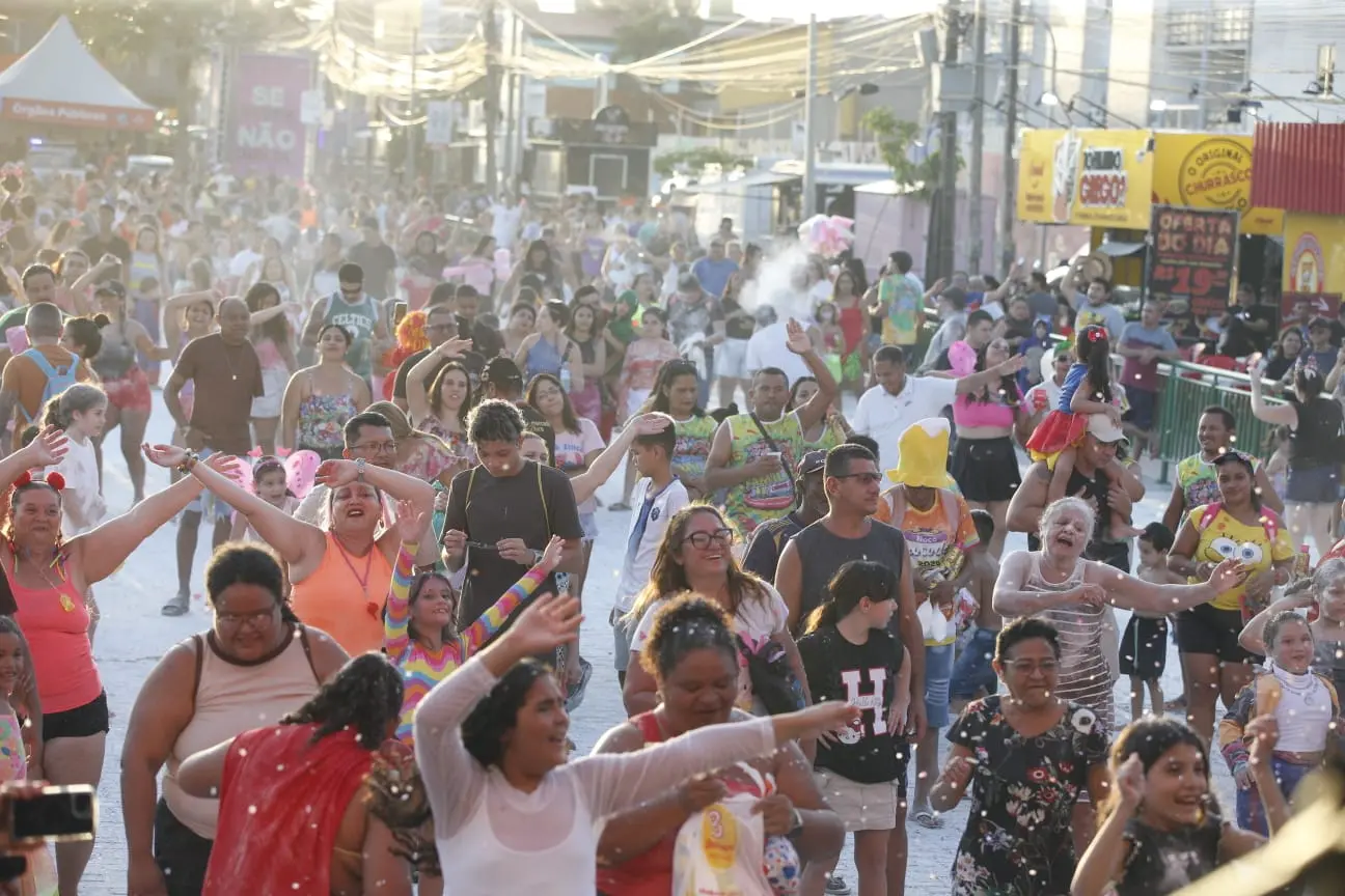 foto de foliões em carnaval de fortaleza.
