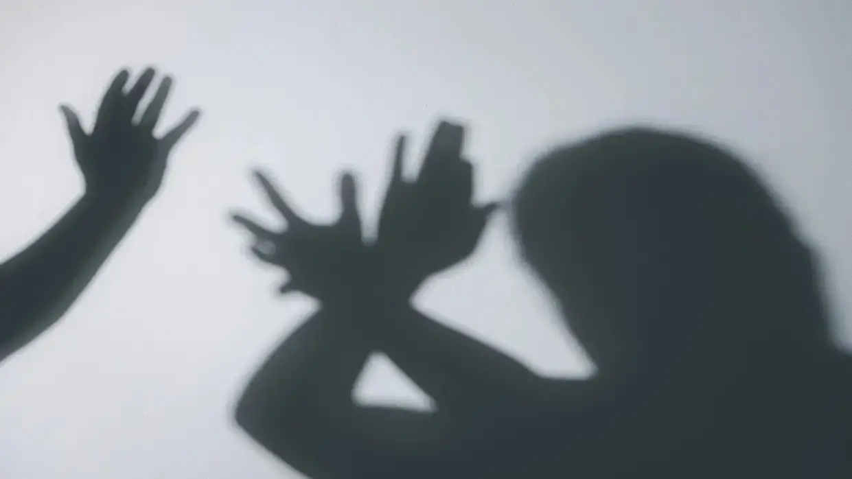 mulher maos posicao de defesa agressor, imagem reflexo.