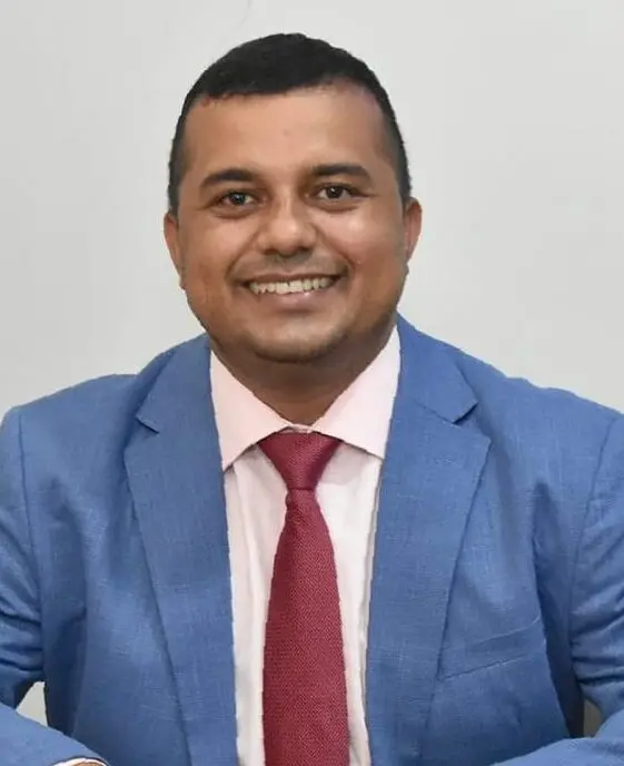 francisco geovane foto sorrindo terno azul.