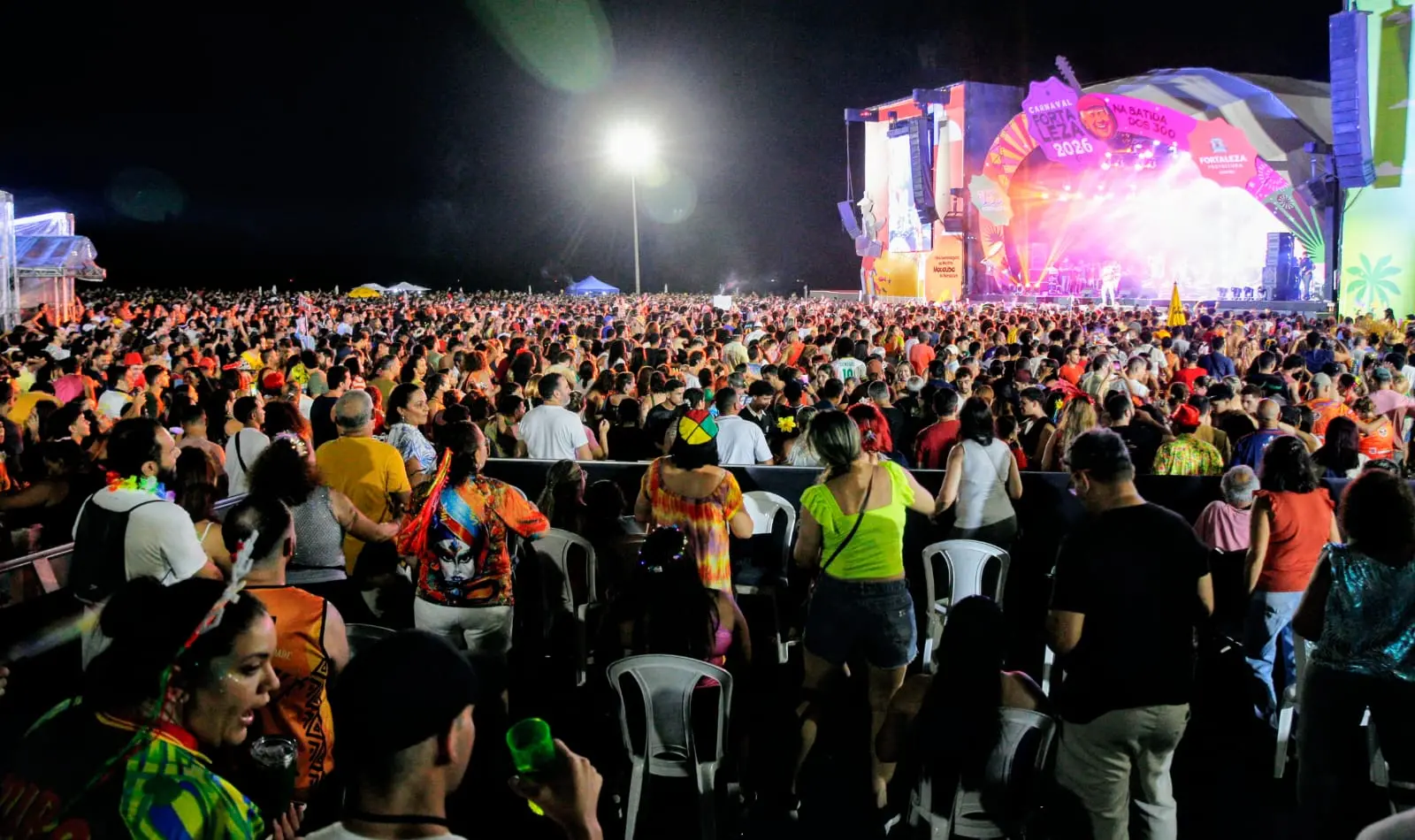 Multidão no Aterro da Praia de Iracema.