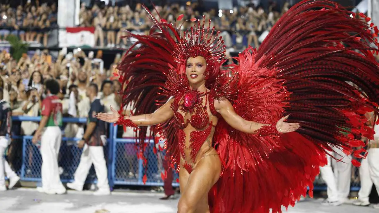 Virginia Fonseca teve problemas com parte traseira de 12 kg e teve que retirar o acessório durante o desfile da Grande Rio.