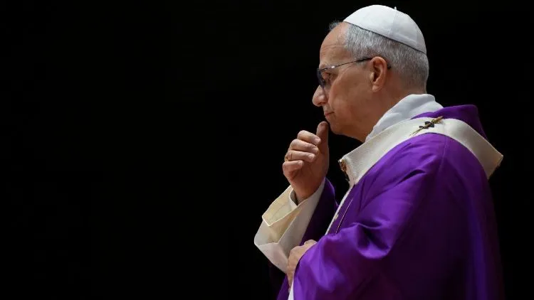 A cor predominante nesse período é o roxo, que simboliza a penitência e o recolhimento.