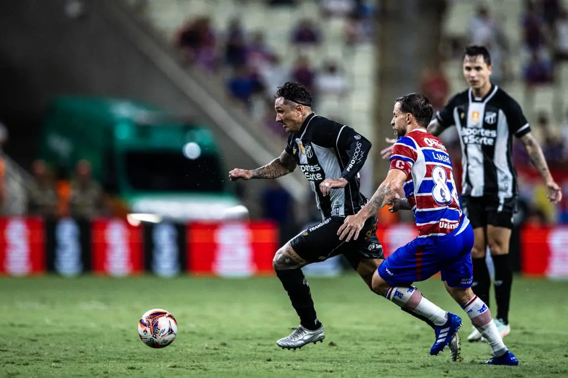 Atletas de Ceará e Fortaleza em ação no Clássico-Rei