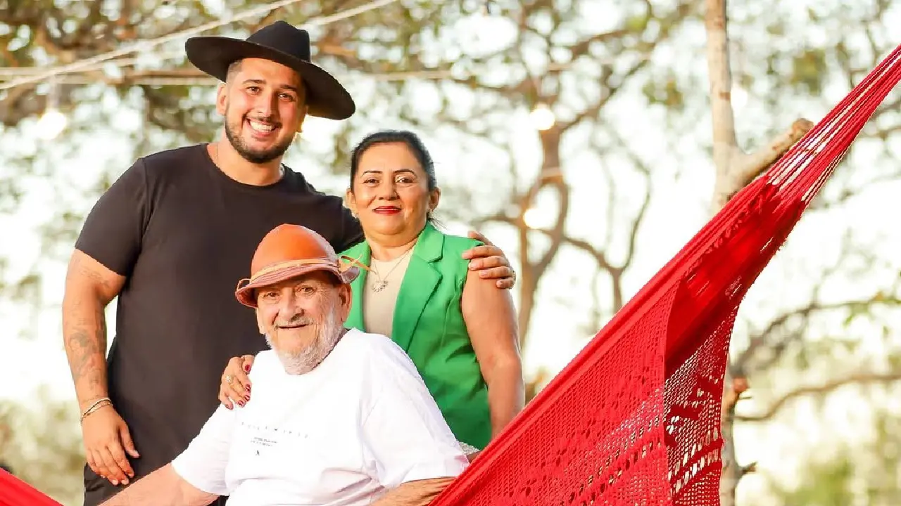 Seu Boinha ao lado do filho Francisco Garcia e da esposa Núbia.