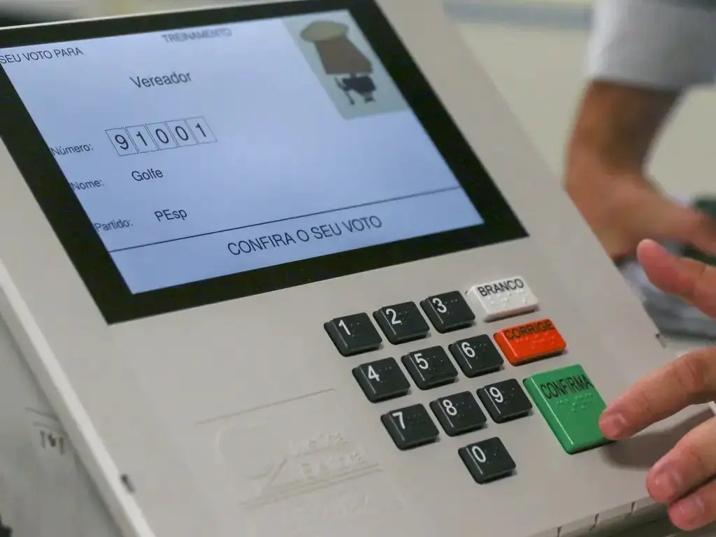 Urna eletrônica com número 91001, botões verde, vermelho e branco de 