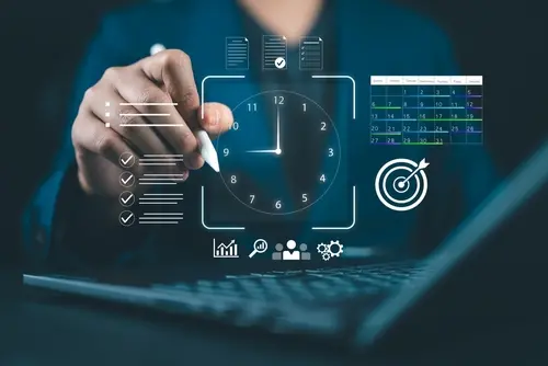 Imagem de mão de homem em frente ao notebook com símbolos de organização de tempo, coom relógio e calendário.