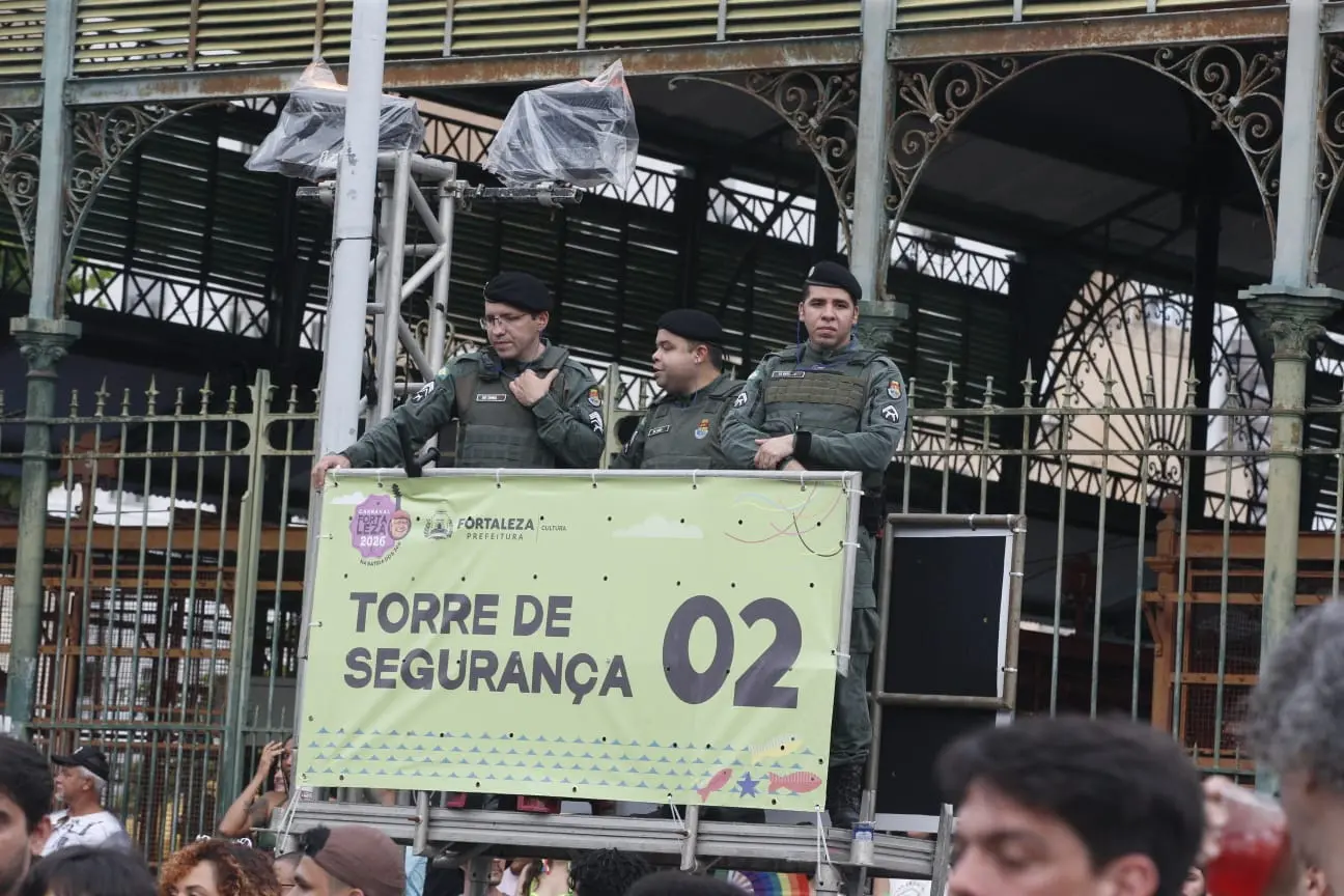 Policiais militares em torre da Prefeitura de Fortaleza durante evento público.