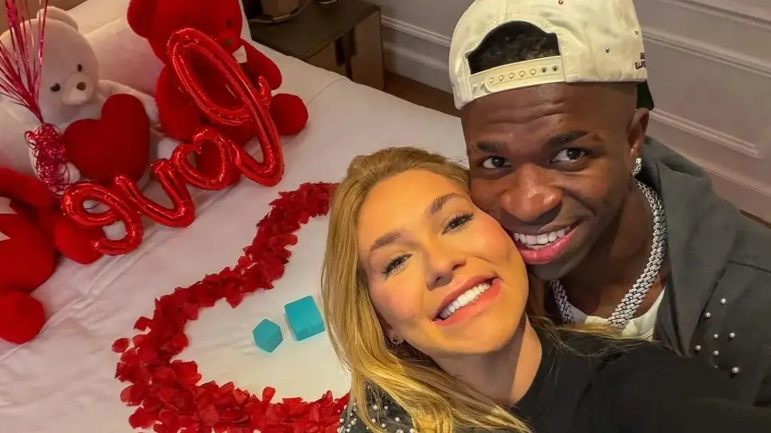 Virginia homenageou Vini Jr. ao colocar um piercing no dente, com o número 7. 