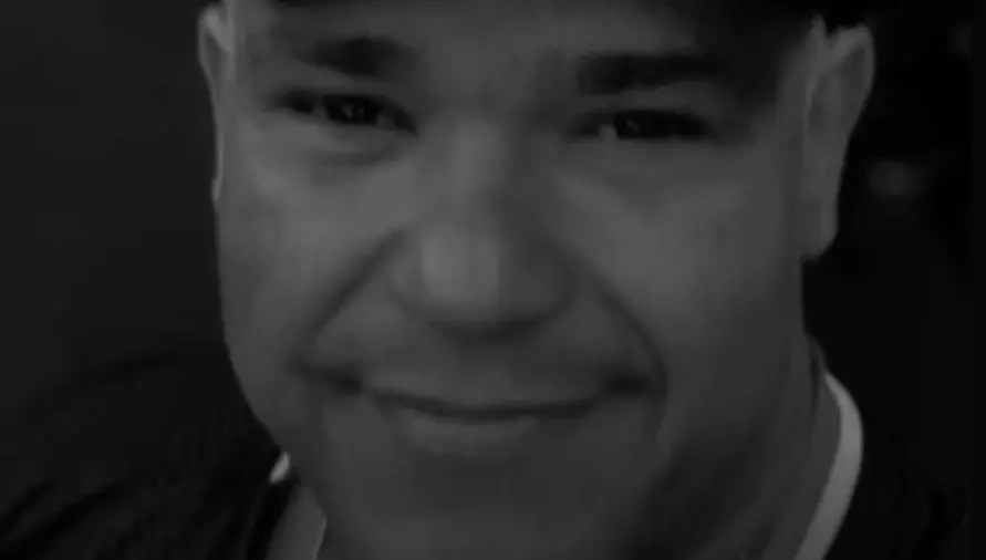 Foto em preto e branco de Fabrício Costa, um homem de meia idade e de barba rala.