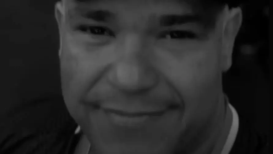 Foto em preto e branco de Fabrício Costa, um homem de meia idade e de barba rala.