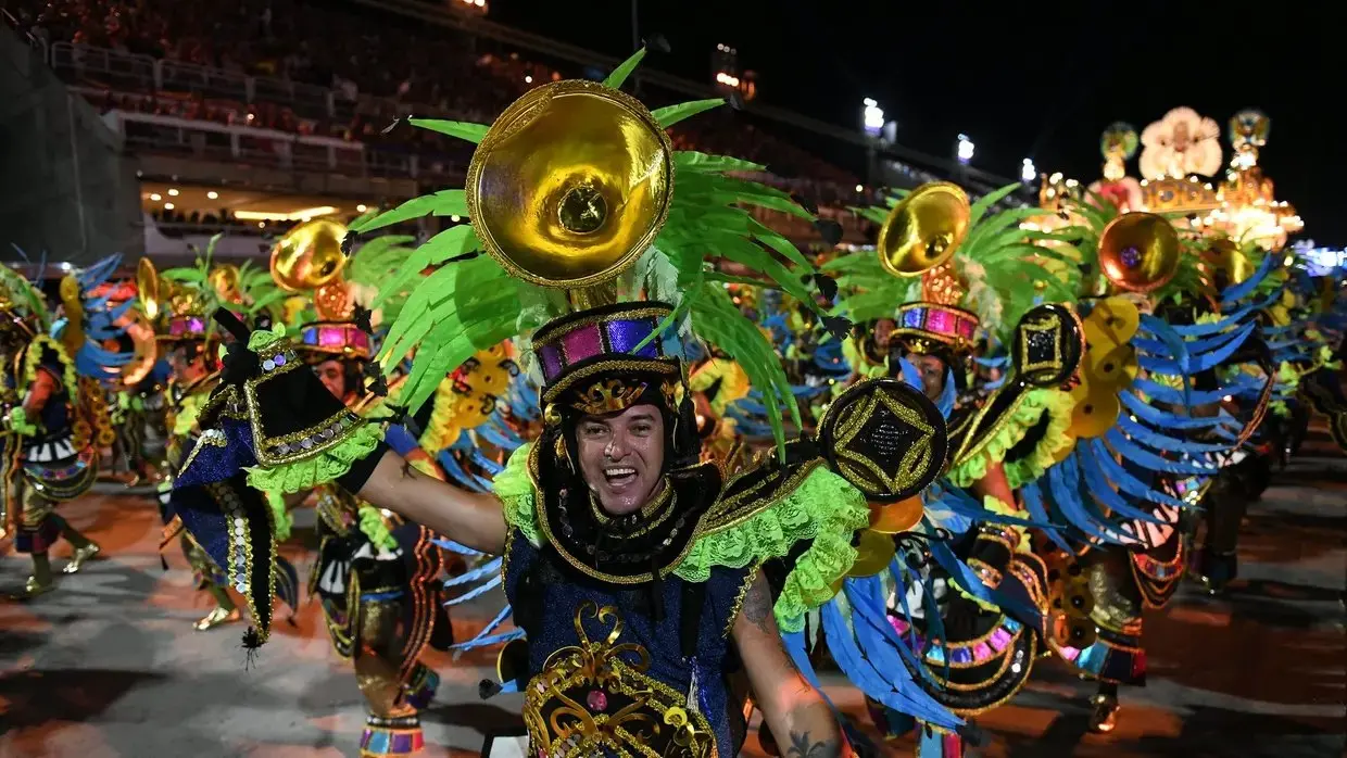 Foto de escola de samba desfilando no Carnaval do Rio.