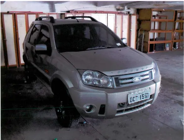 carro prata ecosport da vitima estacionado em garagem.