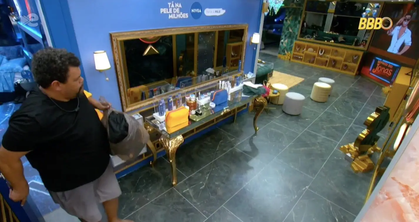 Babu fez a mudança de quarto na madrugada desta quinta-feira (19). 