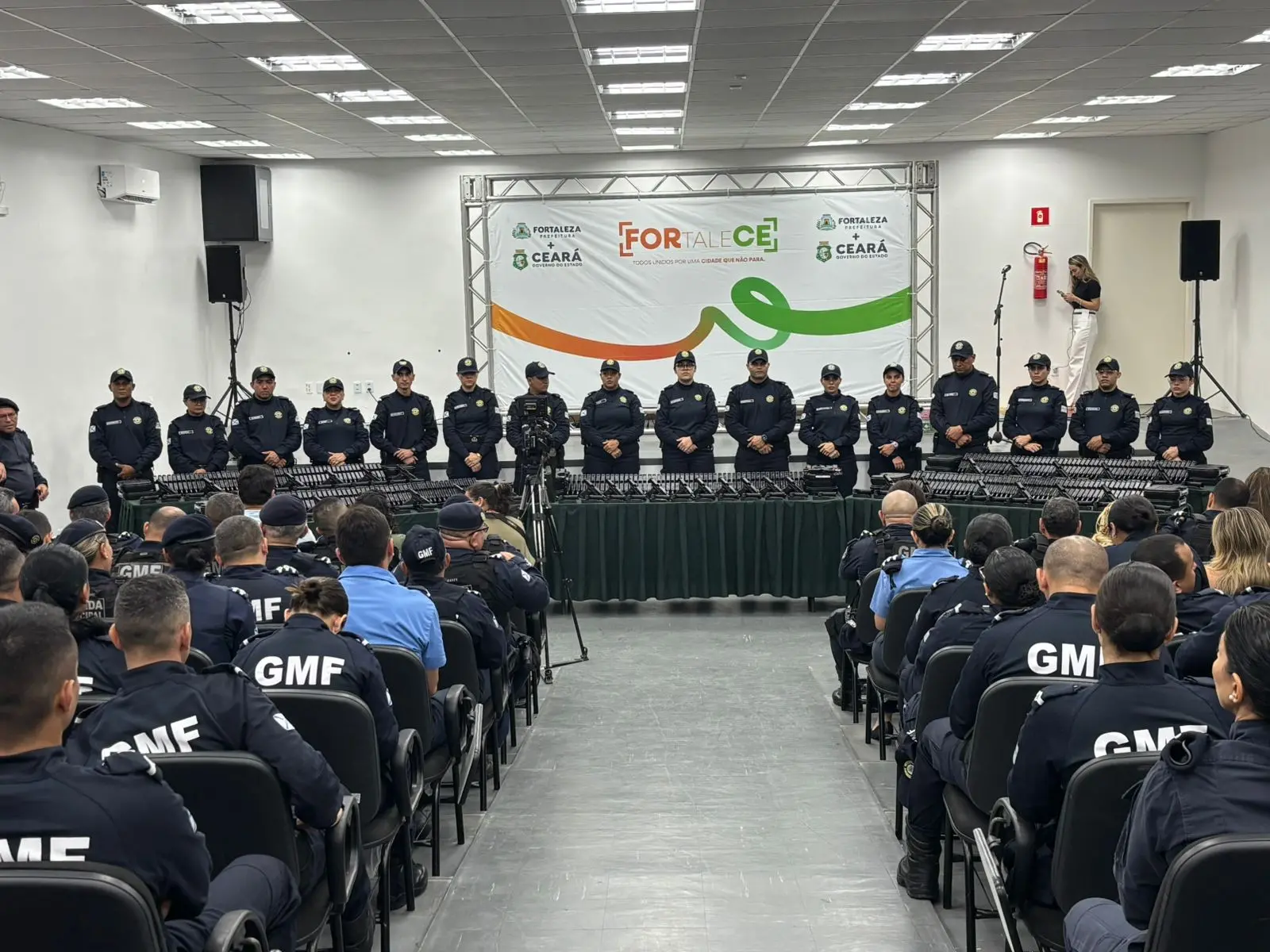 guardas municipais fardados em pe e sentados, cerimonia.