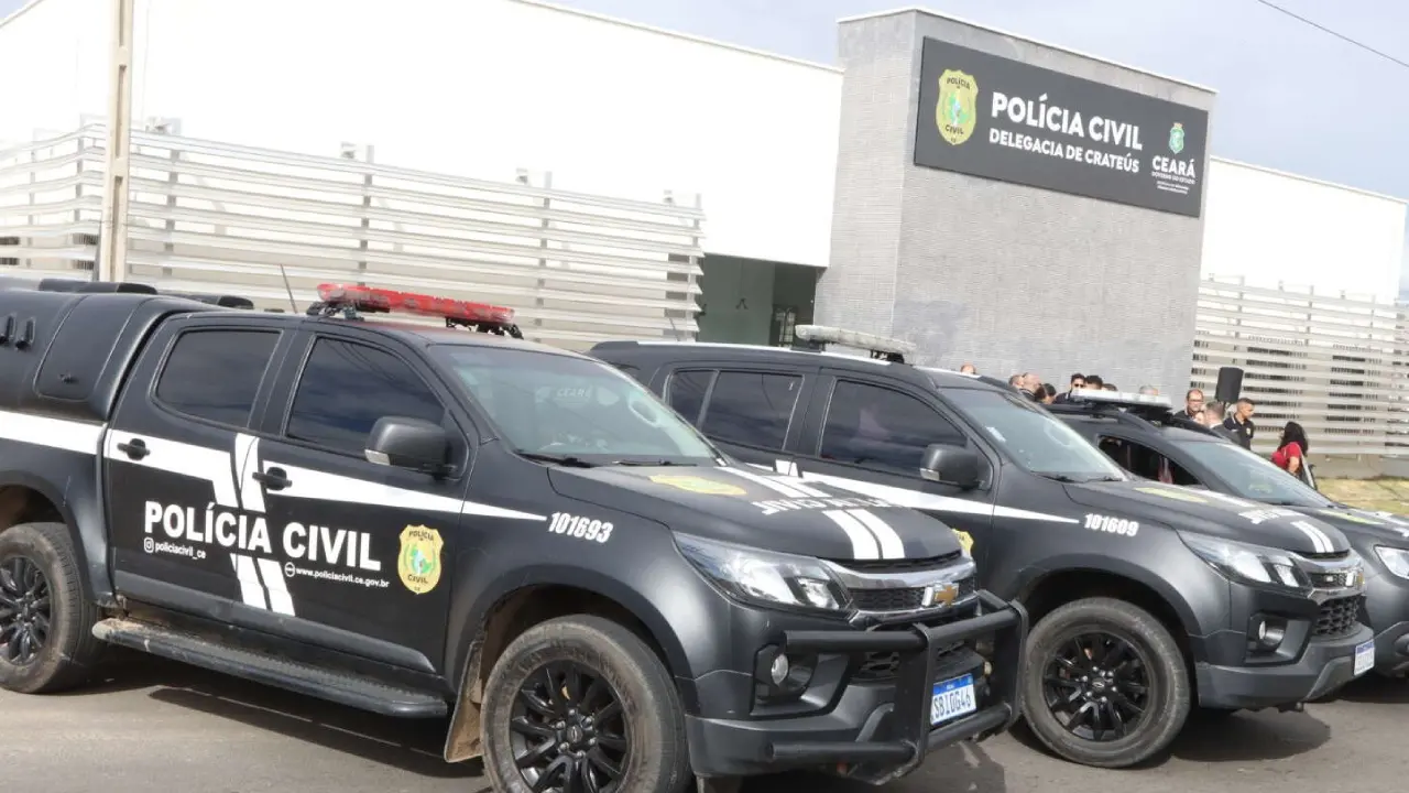 O homem que confessou o crime recebeu voz de prisão e foi conduzido à Delegacia Regional de Crateús.