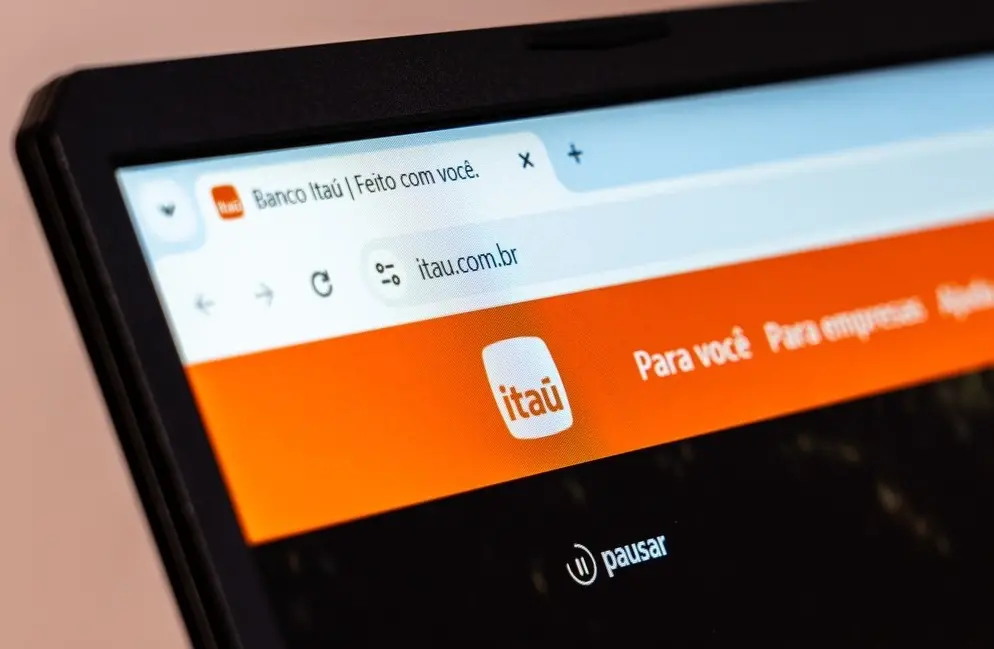 Site do banco Itaú em um notebook.
