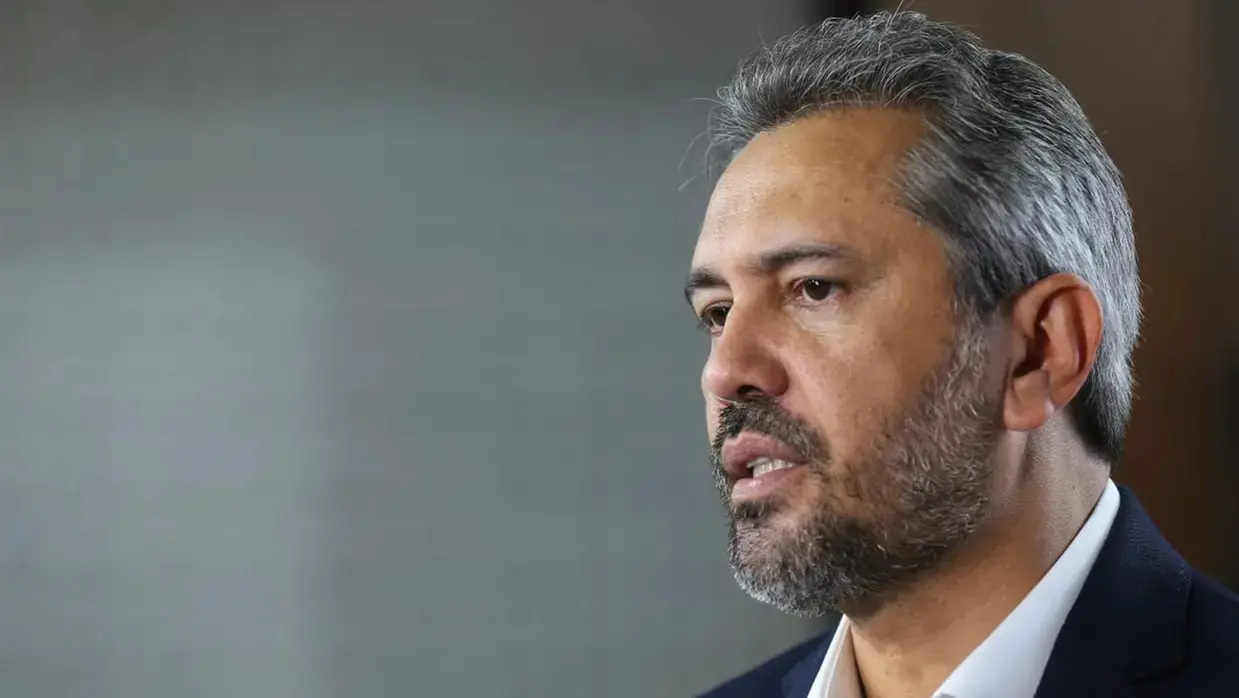 Elmano de Freitas de perfil. É um homem de meia idade, de barba rala grisalha e cabelo da mesma cor.