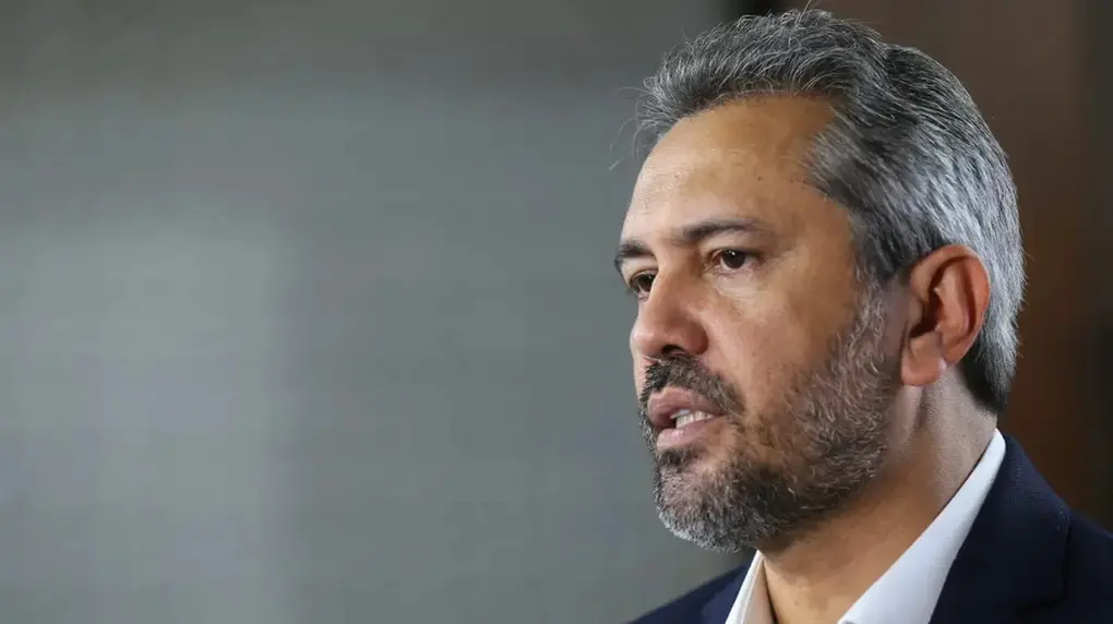 Elmano de Freitas de perfil. É um homem de meia idade, de barba rala grisalha e cabelo da mesma cor.