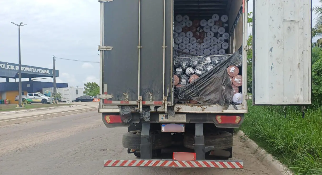 Caminhão com carga irregular de tecidos.