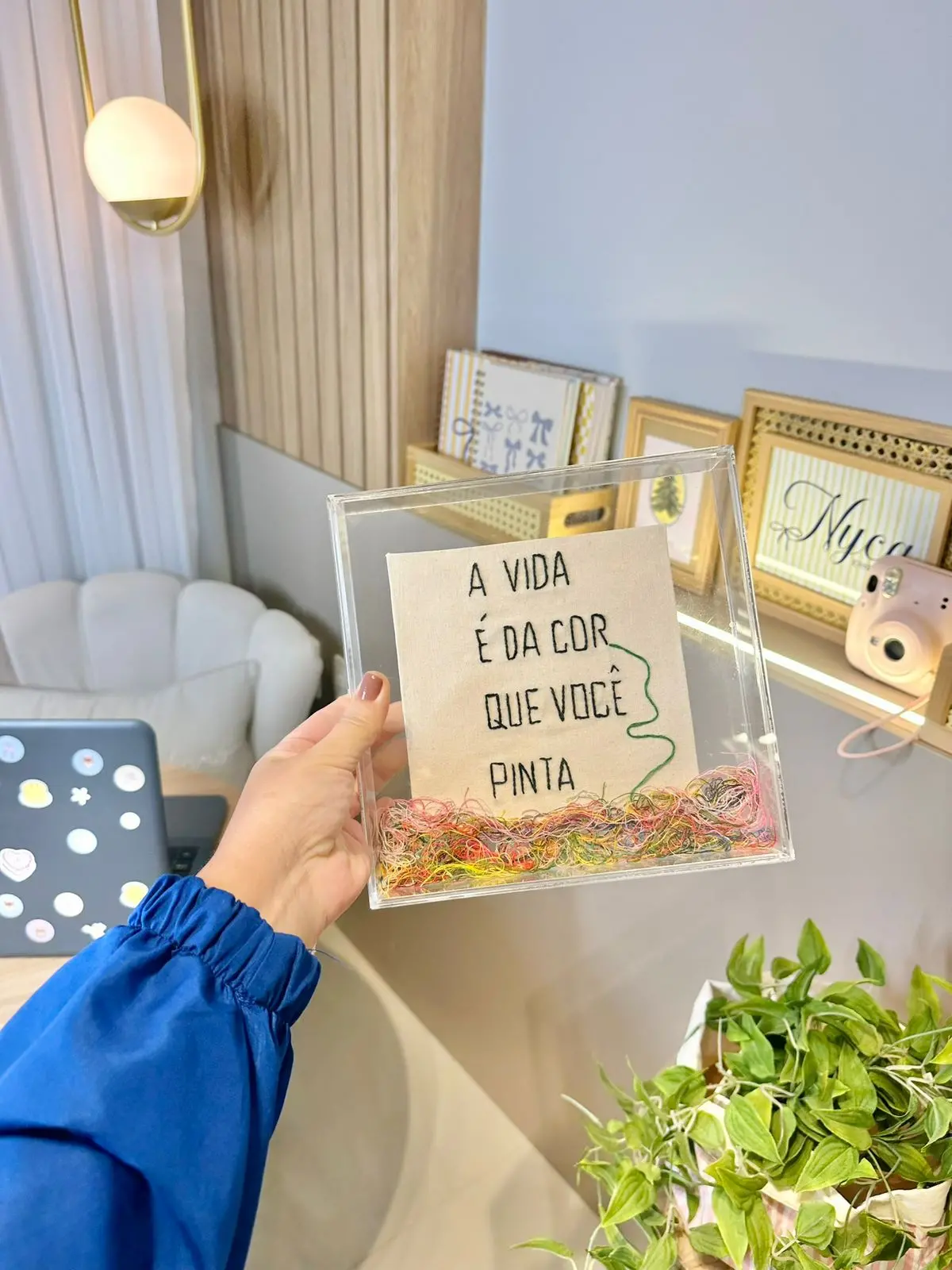 Bordado pode dar toque de cor na decoração.