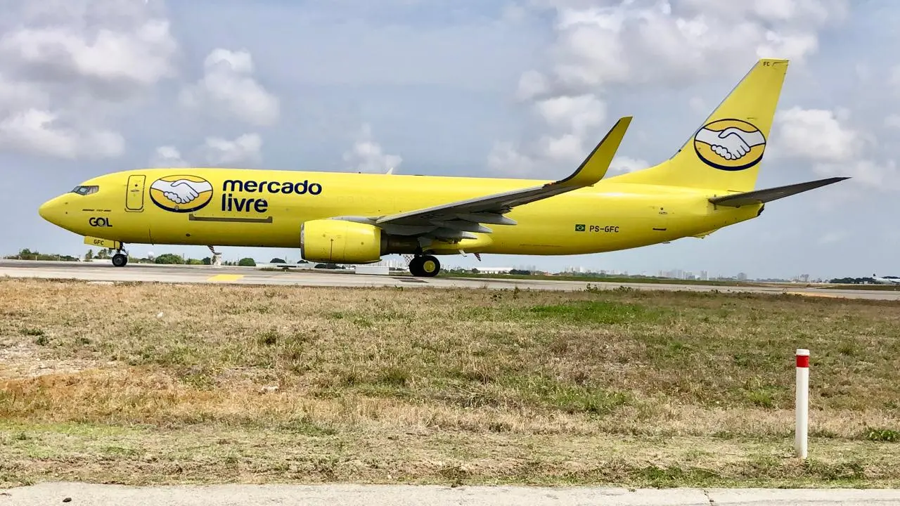 imagem mostra avião do mercado livre taxiando no aeroporto de fortaleza.