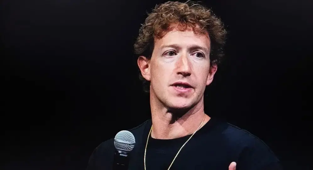Mark Zuckerberg é um homem branco de rosto esguio e cabelo encaracolado loiro. Foto usada em matéria de julgamento sobre vício incentivado pelas redes sociais da Meta.