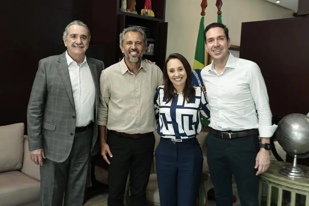 Fotografia oficial de quatro figuras políticas sorrindo em um escritório. Da esquerda para a direita: Bismarck Maia, Elmano de Freitas (Governador do Ceará), Renata Abreu (Presidente Nacional do Podemos) e Eduardo Bismarck. Eles estão posicionados à frente de uma estante de madeira e da bandeira do Brasil. Ao lado direito, um globo terrestre decorativo completa o ambiente institucional.