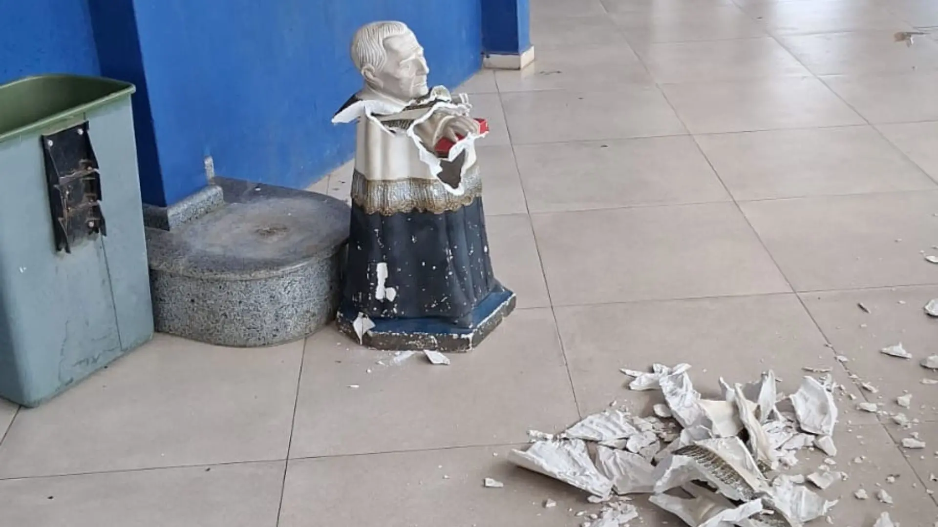 Estátua de Padre Cícero destruída no Crato.