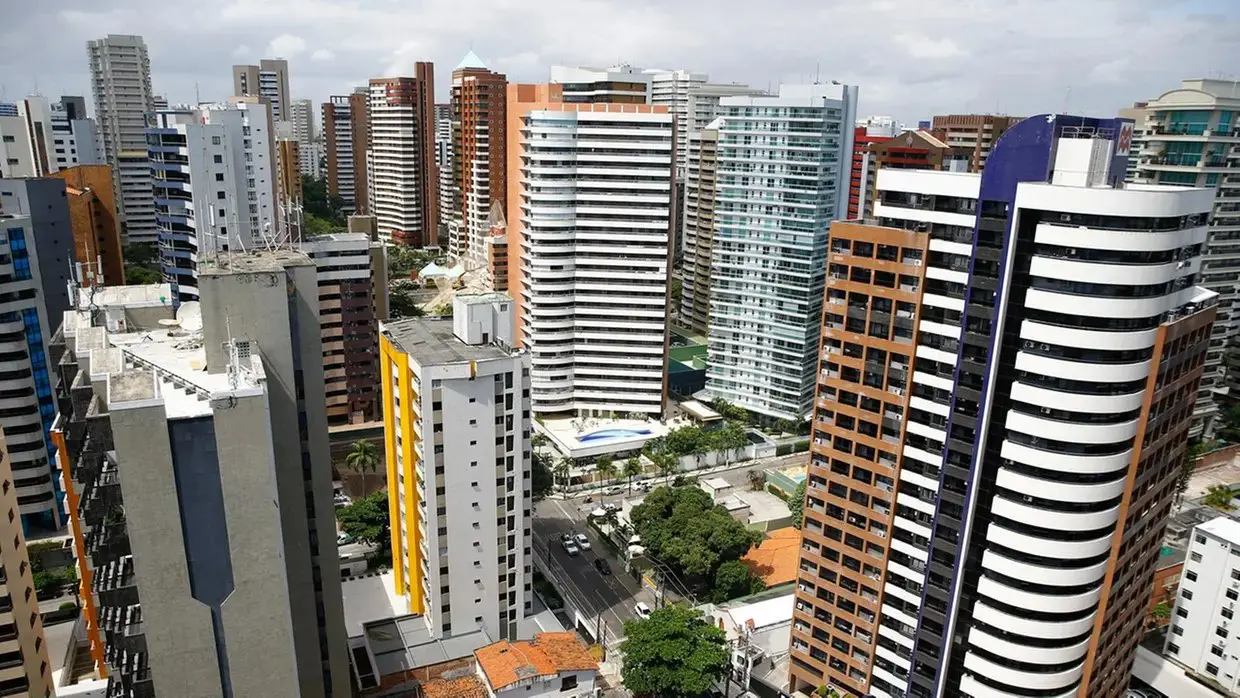 Foto de prédios residenciais em Fortaleza, para ilustrar uma matéria sobre crescimento do número de novos corretores de imóveis.