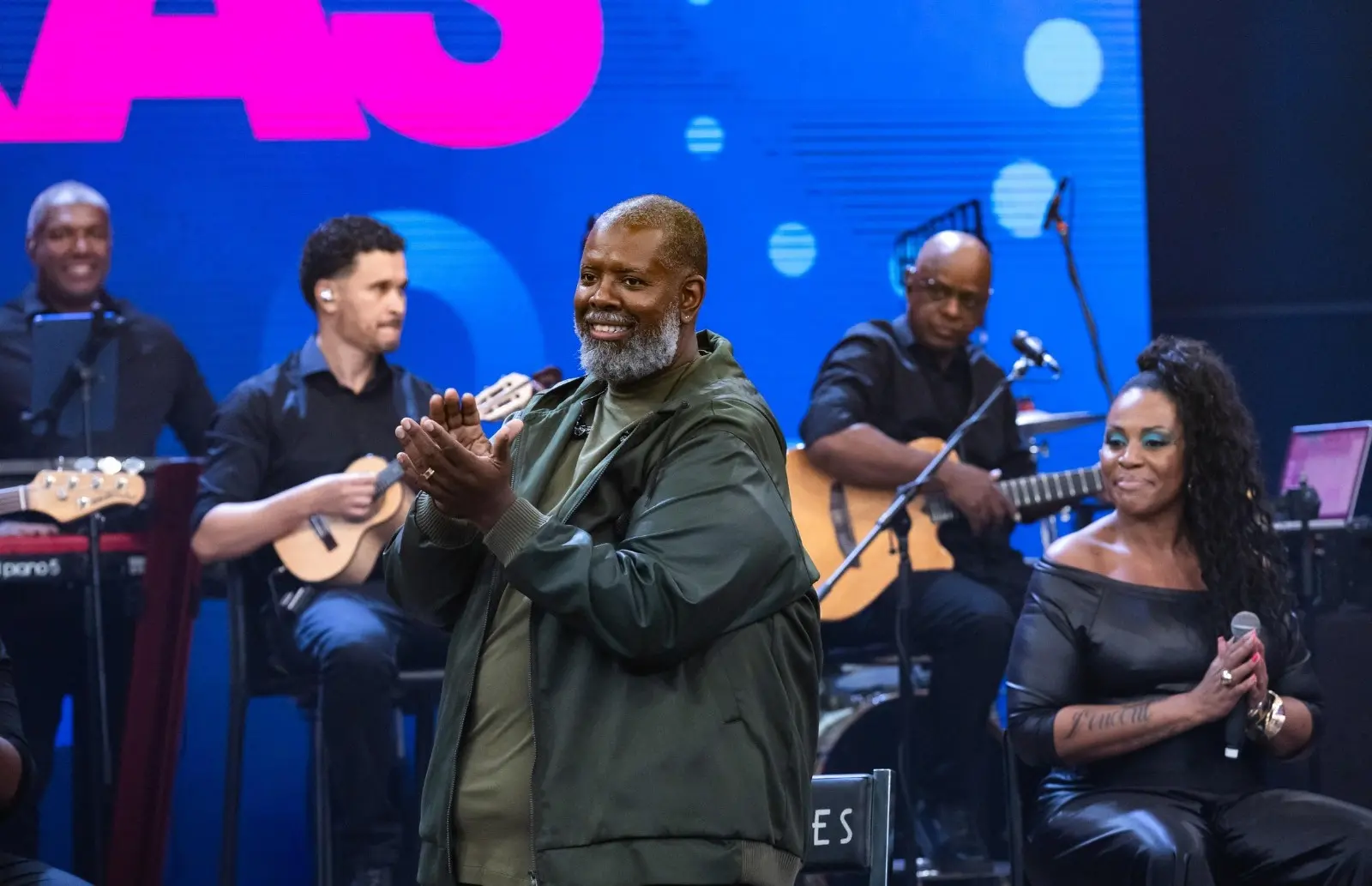 Péricles e sua banda se apresentam no Altas Horas.