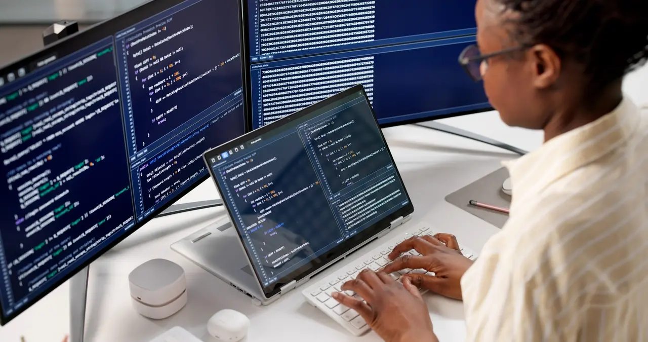 Mulher trabalhando com programação.