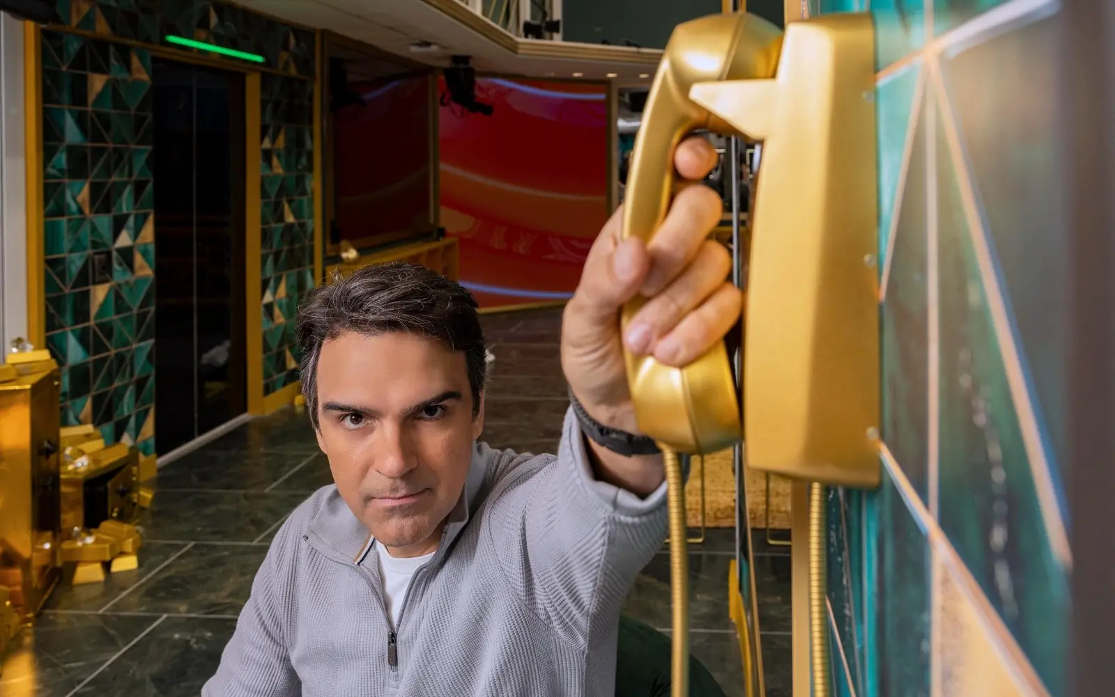 Tadeu segura o big fone dourado do BBB 26.
