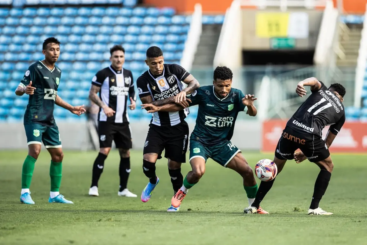 Atletas de Ceará e Floresta disputam bola pela semifinal do campeonato cearense