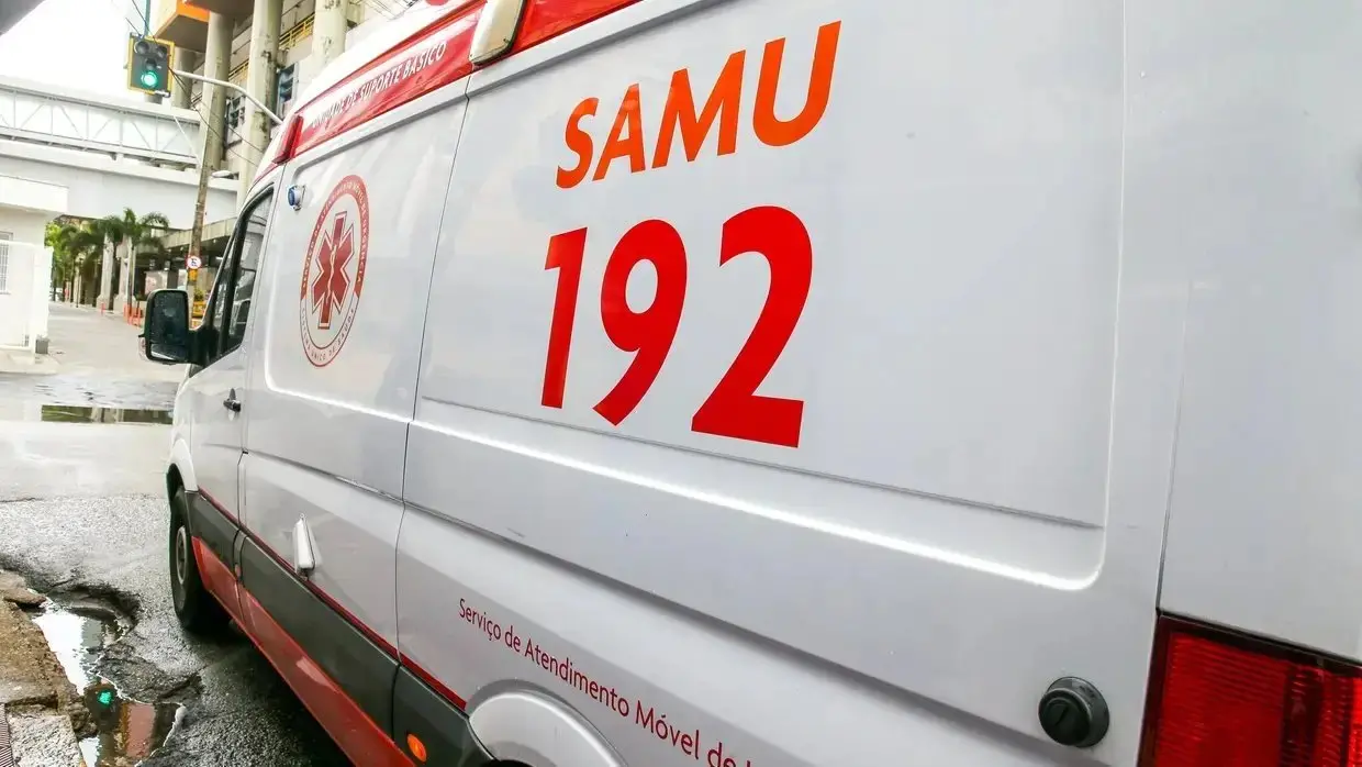 Foto de uma ambulância do SAMU. Imagem usada em matéria sobre irmãs esfaqueadas por outro adolescente em ônibus escolar no Ceará.