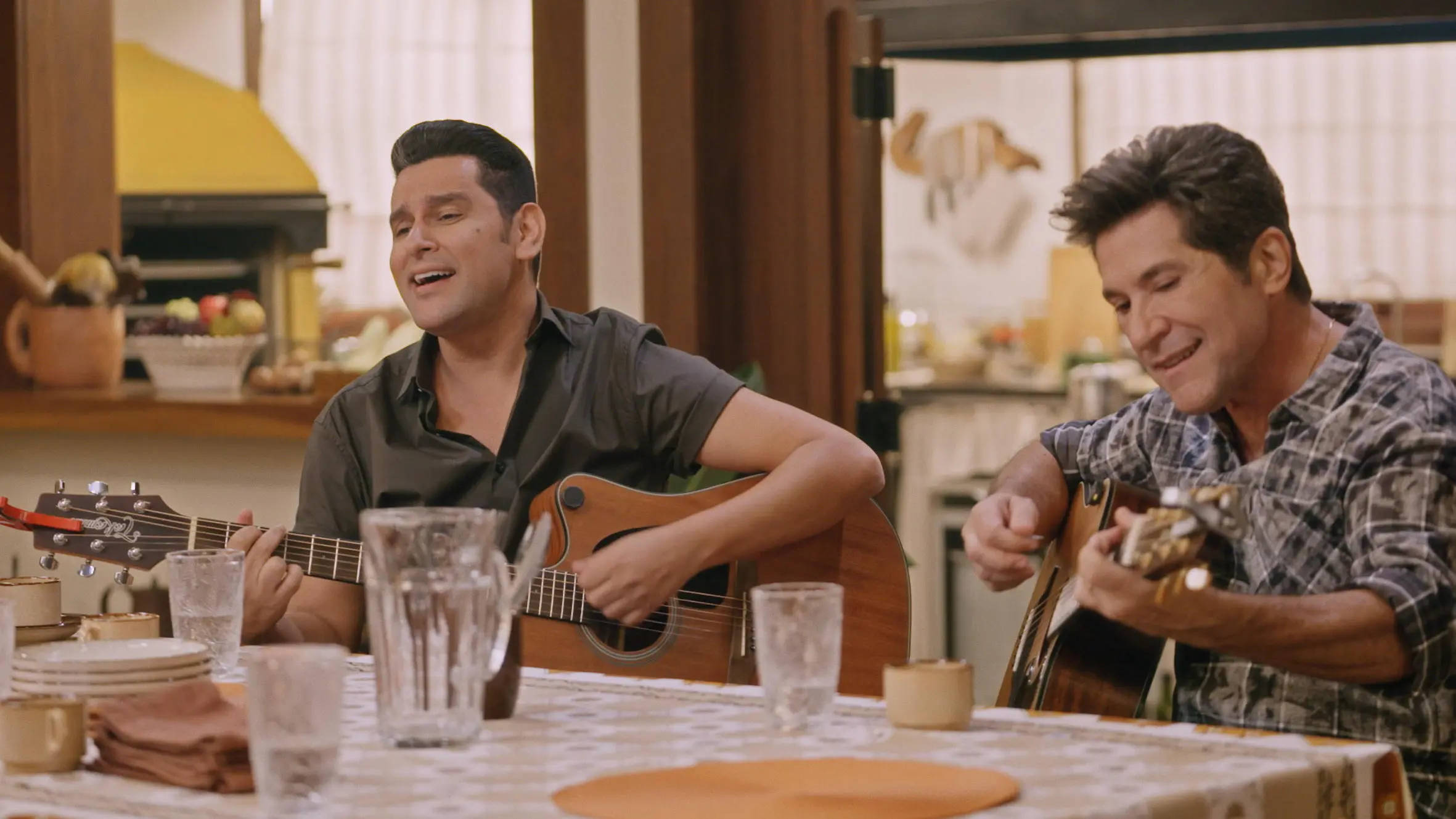 Léo Magalhães e Daniel tocam violão juntos.