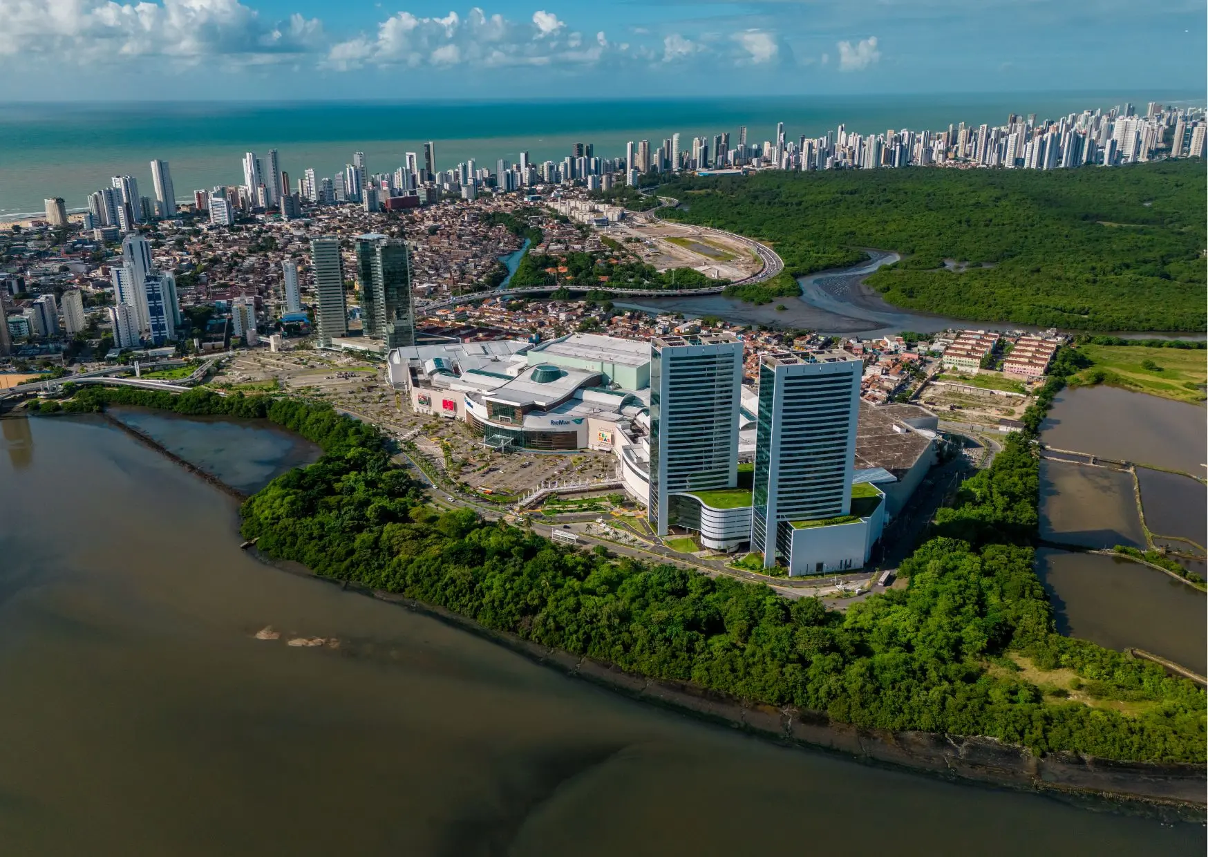 Vista aérea do shopping RioMar Recife.