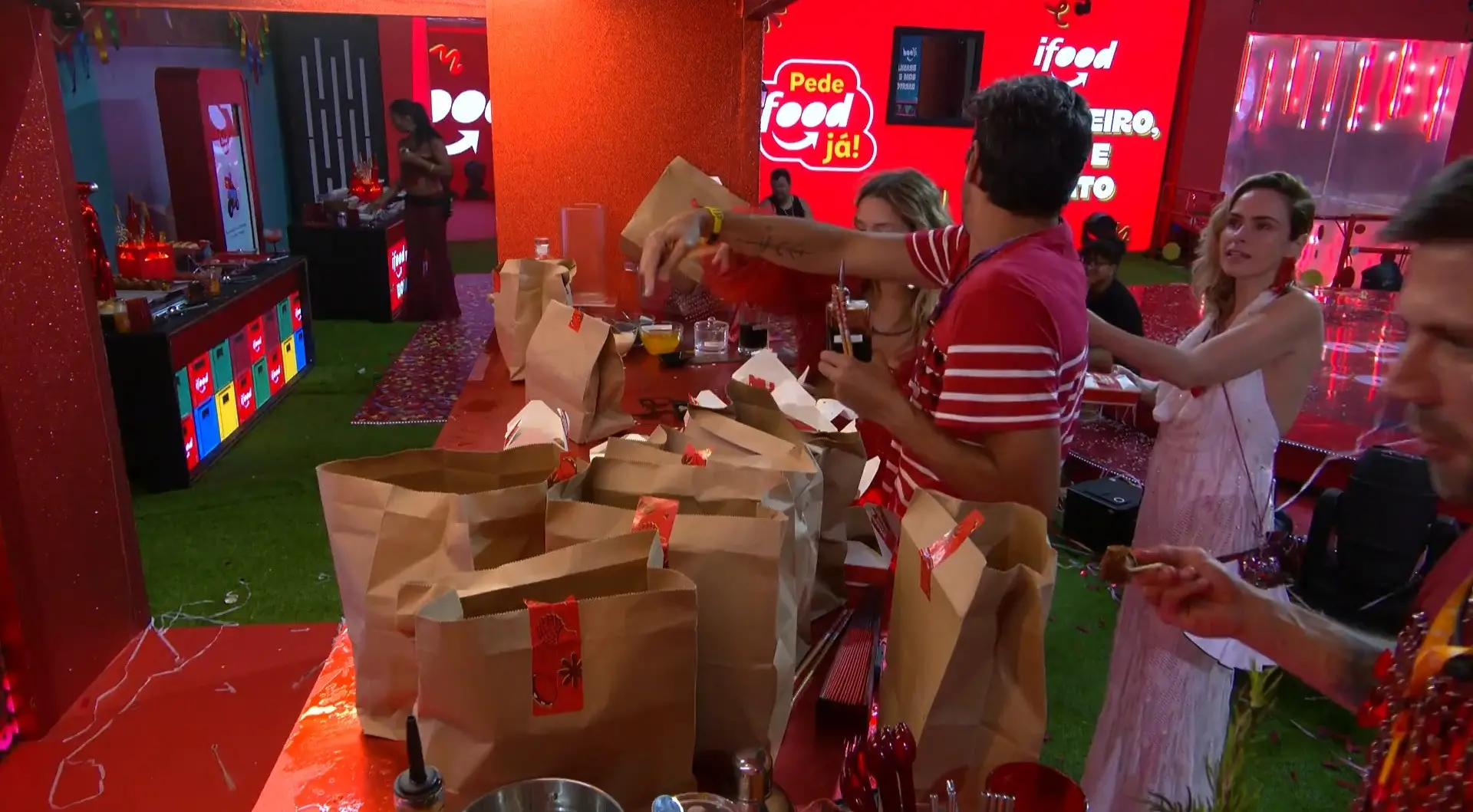 Alberto Cowboy e Ana Paula trocaram farpas durante ação na festa.