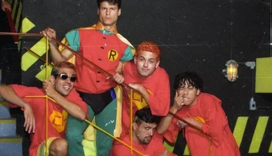 Os quatro integrantes do Mamonas Assassinas posam para foto vestidos com roupa imitando super-heróis.