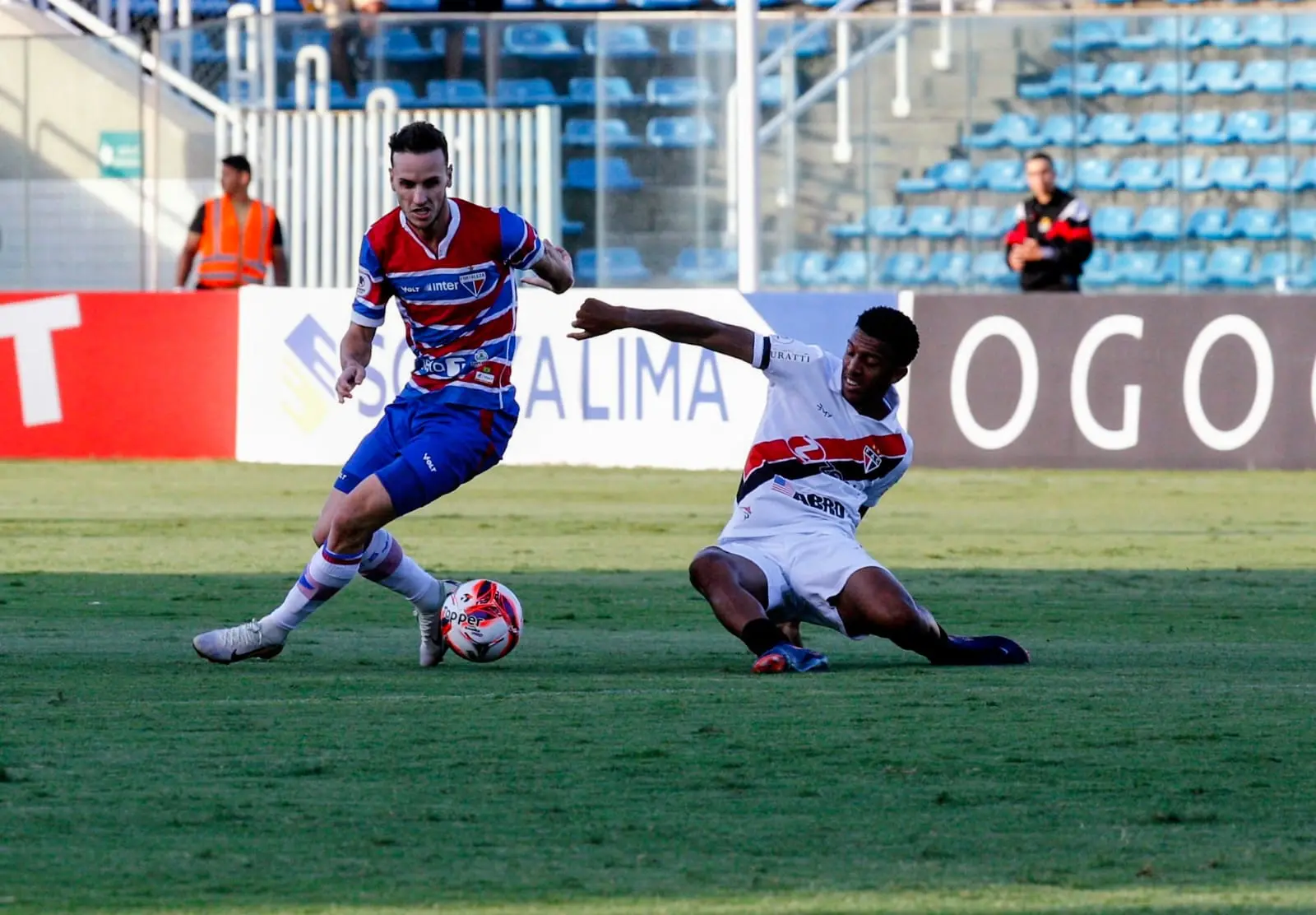 Pochettino driblando jogador do Ferroviário