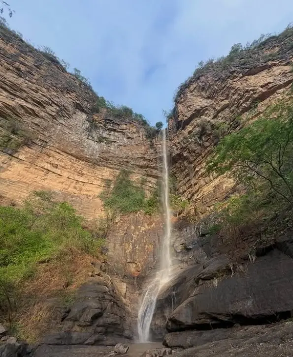 Foto de cachoeira onde mulher foi atingida por pedra e morreu em Pires Ferreira, no Ceará.