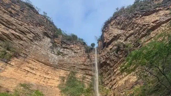 Foto de cachoeira onde mulher foi atingida por pedra e morreu em Pires Ferreira, no Ceará.