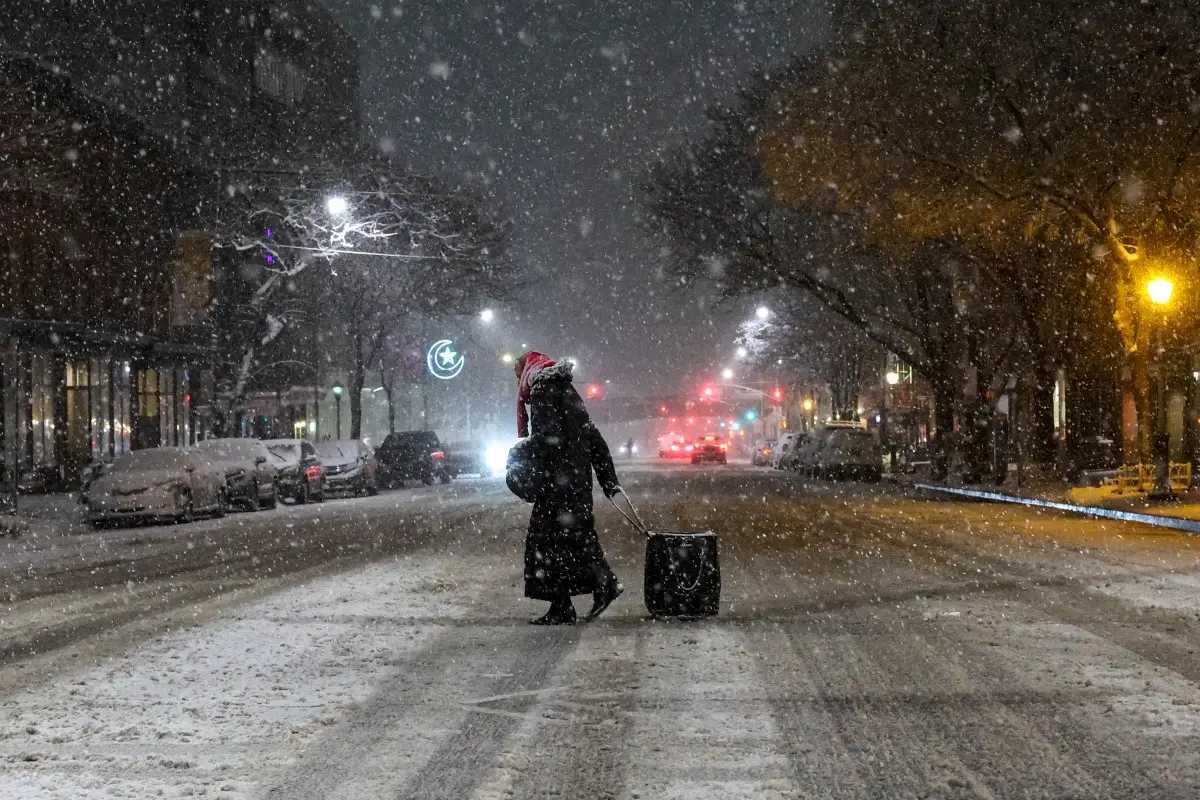 Foto de rua em Nova York com tempestade de neve, que levou a toque de recolher temporário.