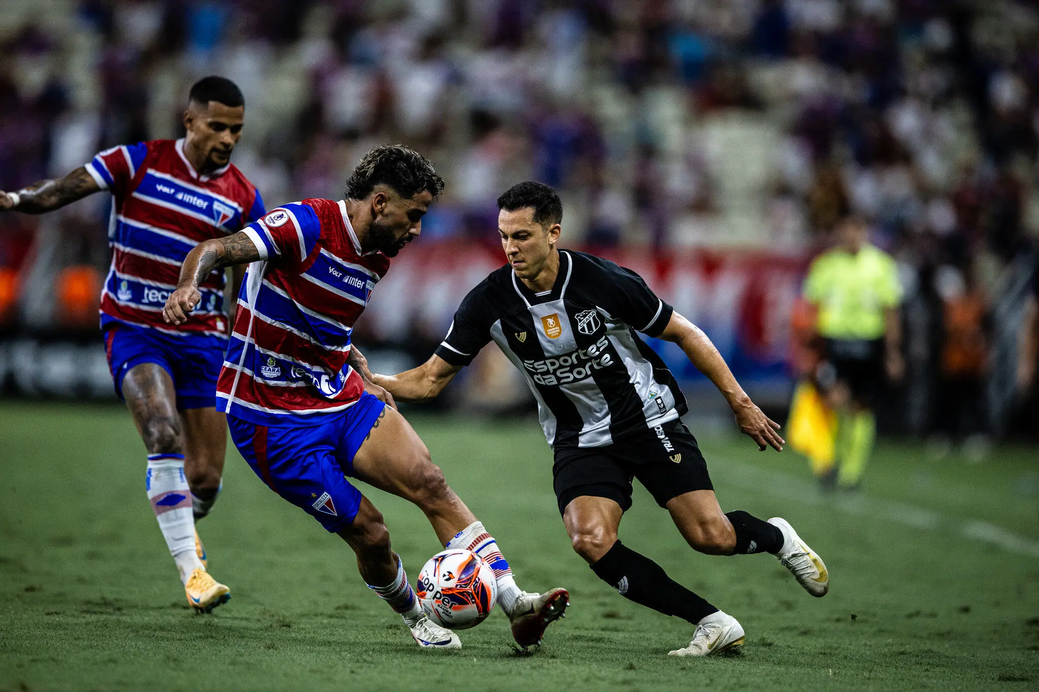 Foto de Brítez, jogador do Fortaleza, e Alano, jogador do Ceará, no Clássico-Rei
