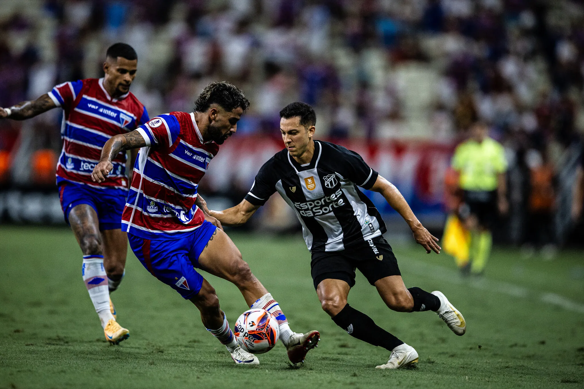Brítez, jogador do Fortaleza, e Alano, jogador do Ceará, no Clássico-Rei