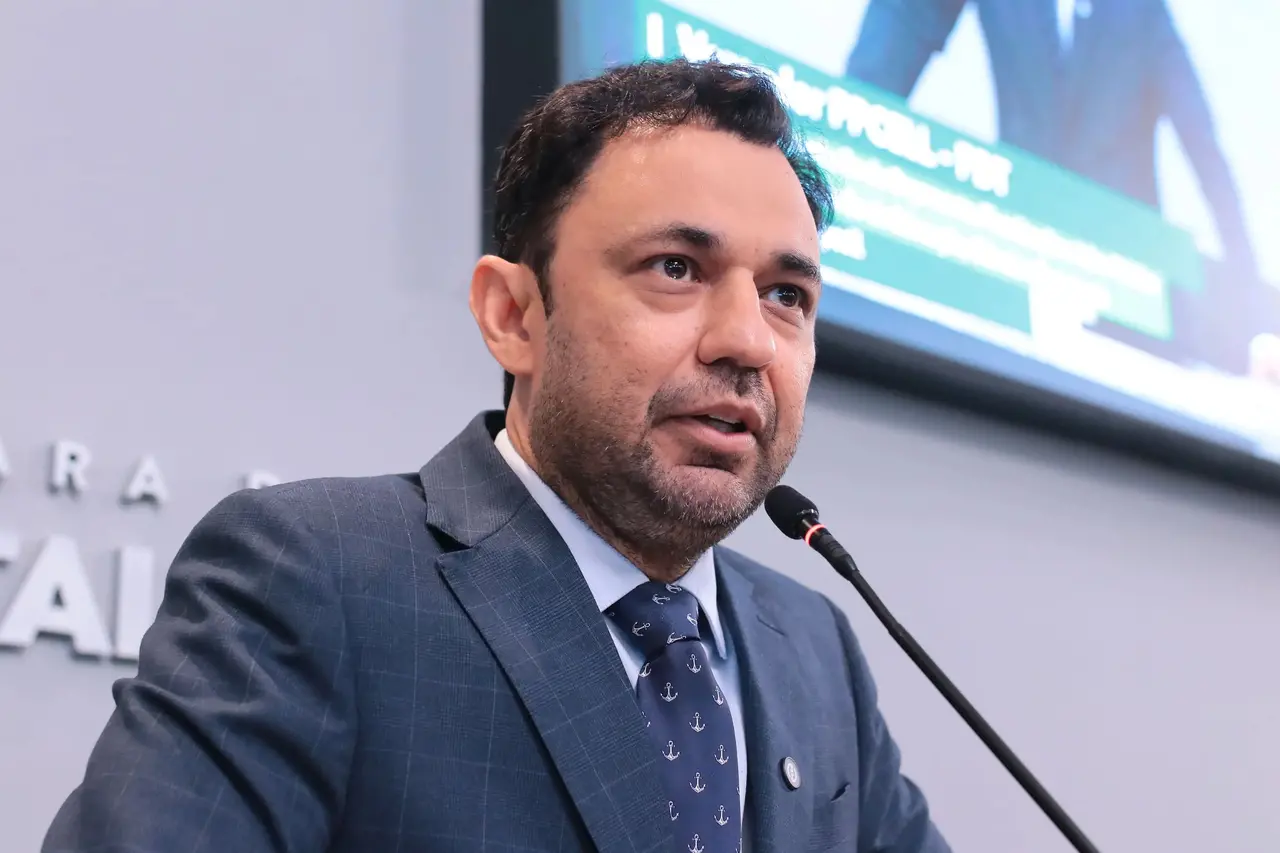 Vereador PP Cell durante discurso na Câmara Municipal de Fortaleza.