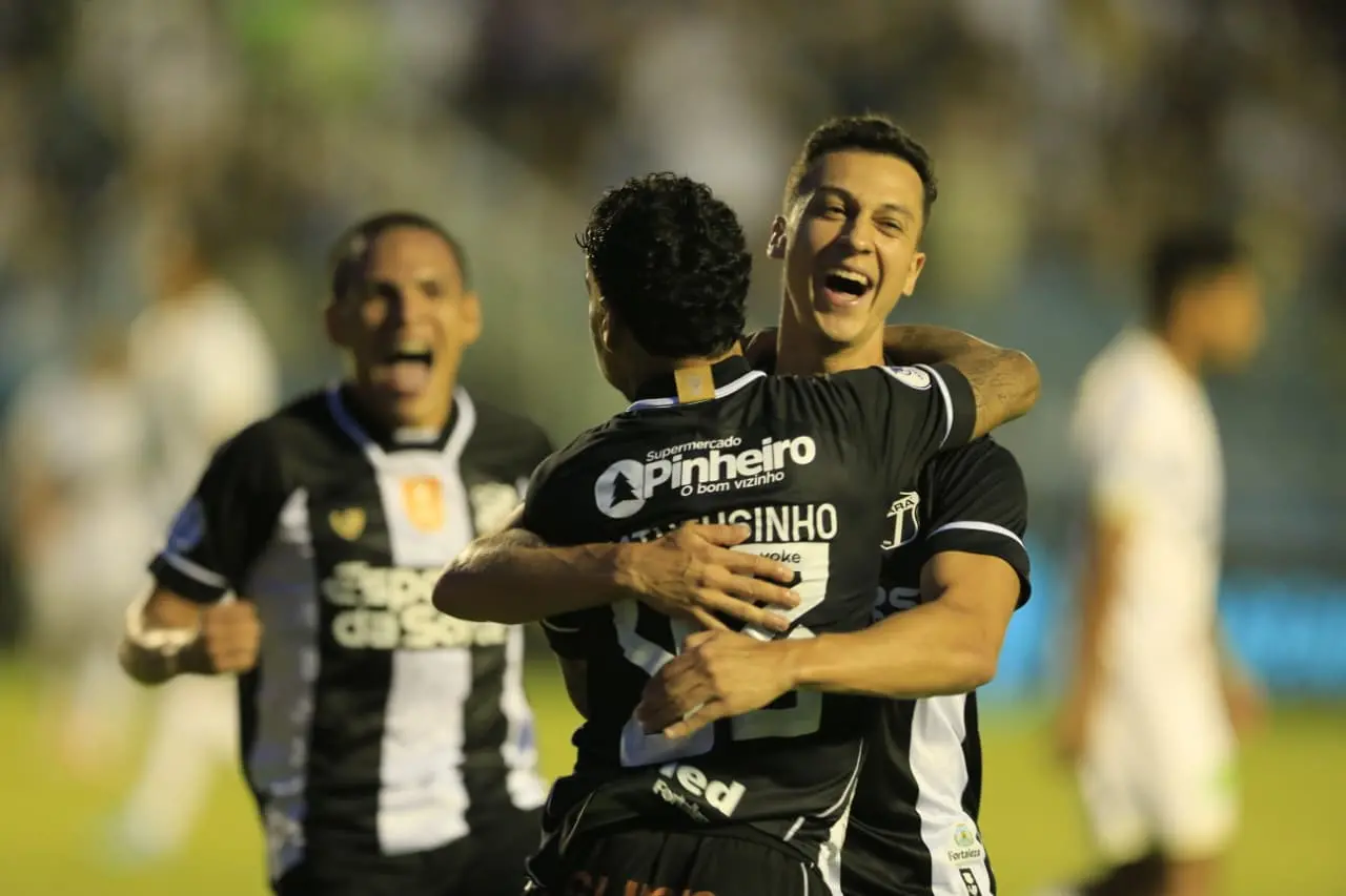Alano e Matheusinho comemoram gol pelo Fortaleza