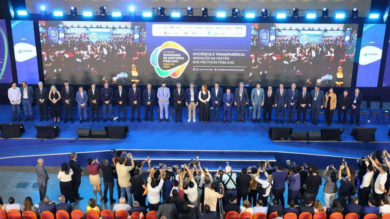 Fotografia panorâmica do palco principal da XIII Edição do Seminário de Gestores Públicos - Prefeitos 2025, realizada no Centro de Eventos do Ceará.