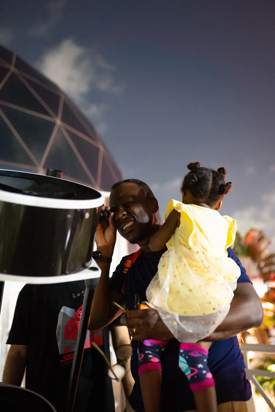 Família observa astros no telescópio do Planetário Rubens de Azevedo.