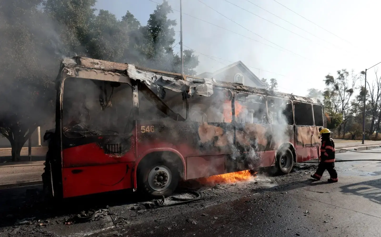 Ônibus incendiado em via no México após morte de narcotraficante El Mencho.
